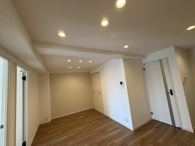 Renovated 2LDK Apartment in Osaka Asahi Ward with South View - Thumbnail 3