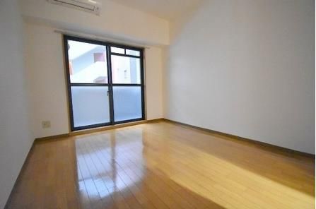 1K Apartment for Sale in Higashiyodogawa, Osaka - Near Shin-Osaka Station - Thumbnail 2