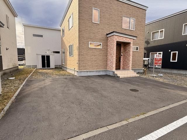 2019-Built 5LDK House in Tomakomai with Recent Renovations - Thumbnail 2