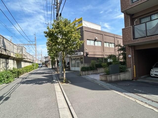Renovated 2LDK Apartment with Large Garden in Fuchu, Tokyo - Thumbnail 2