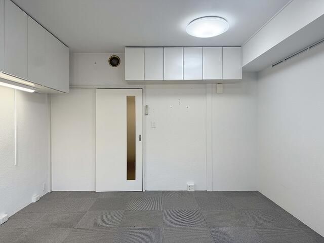 Vintage 1K Apartment for Sale in Harajuku, Tokyo - Thumbnail 2