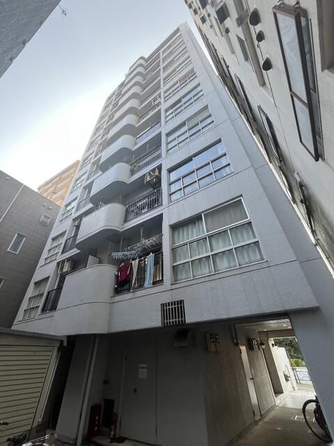 2LDK Apartment for Sale in Toshima, Tokyo with 3-Sided Light - Thumbnail 2