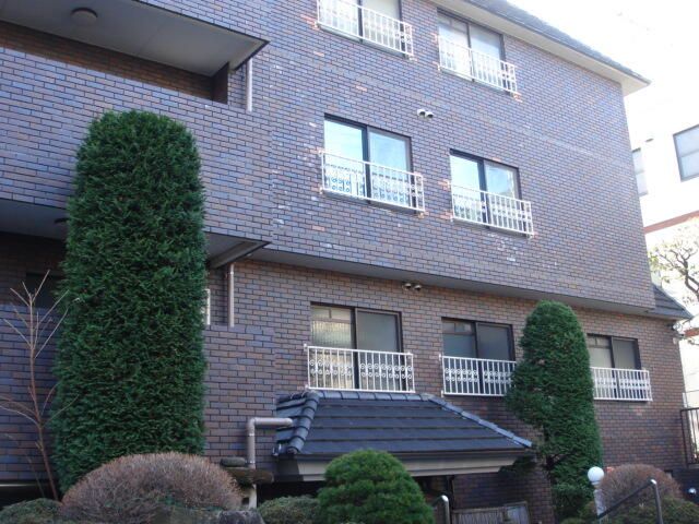 Renovated 4LDK Apartment in Ota, Tokyo with Triple-Sided Light - Thumbnail 3