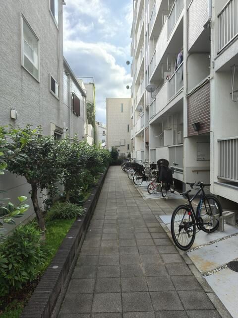 Renovated 2DK Apartment for Sale near Sugamo Station, Bunkyo - Thumbnail 2