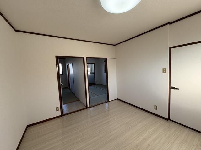Renovated 2DK Apartment for Rent in Fujiidera, Osaka - Thumbnail 2