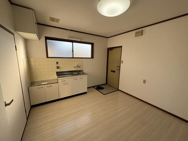 Renovated 2DK Apartment for Rent in Fujiidera, Osaka - Thumbnail 4