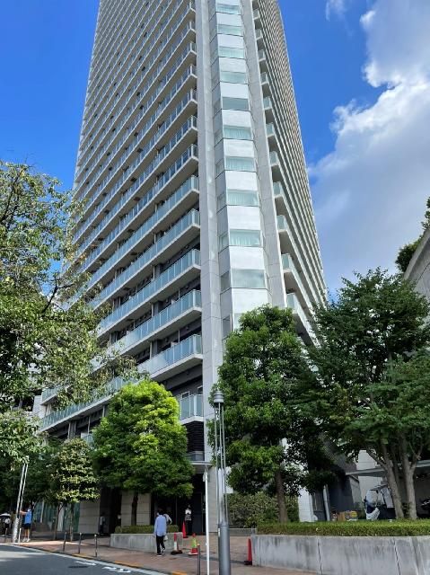 1LDK Apartment for Sale in Meguro, Tokyo - 19th Floor High-Rise - Thumbnail 2
