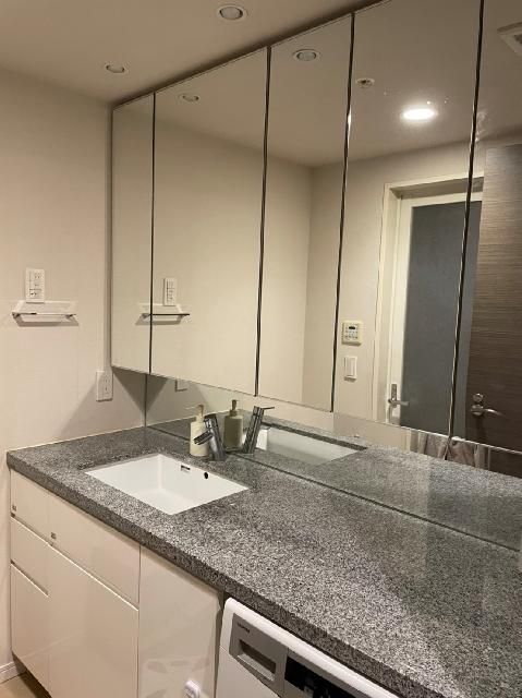 1LDK Apartment for Sale in Meguro, Tokyo - 19th Floor High-Rise - Thumbnail 4