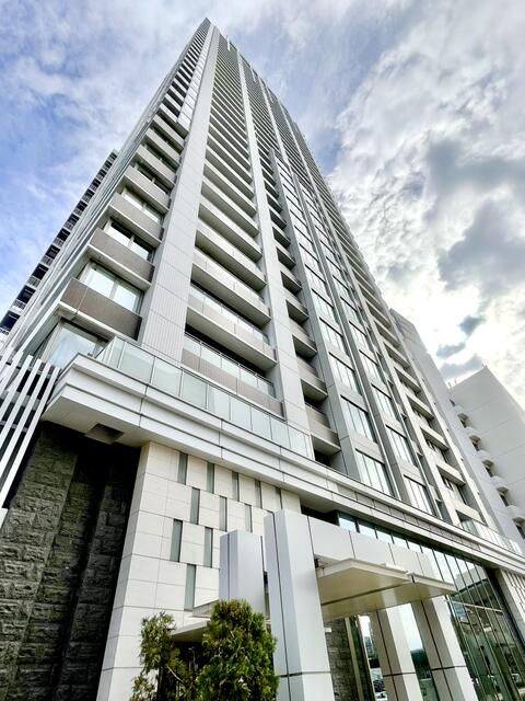 Branz Tower Minami-Horie 2LDK Apartment for Sale in Osaka - Thumbnail 2