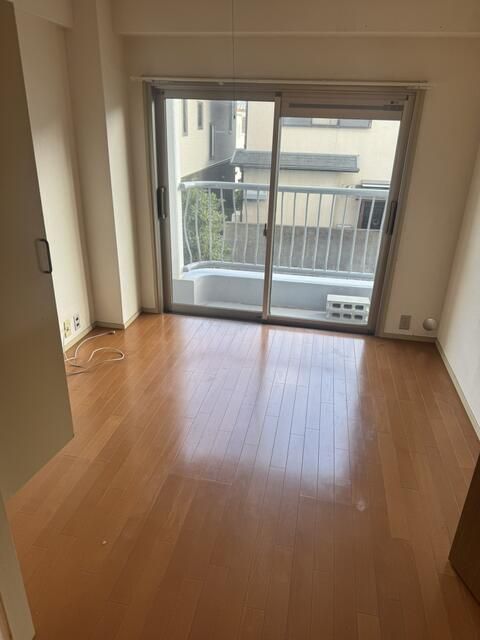 3DK Apartment for Sale in Toyonaka, Osaka - South Balcony - Thumbnail 2
