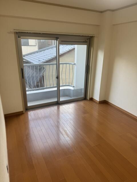 3DK Apartment for Sale in Toyonaka, Osaka - South Balcony - Thumbnail 3
