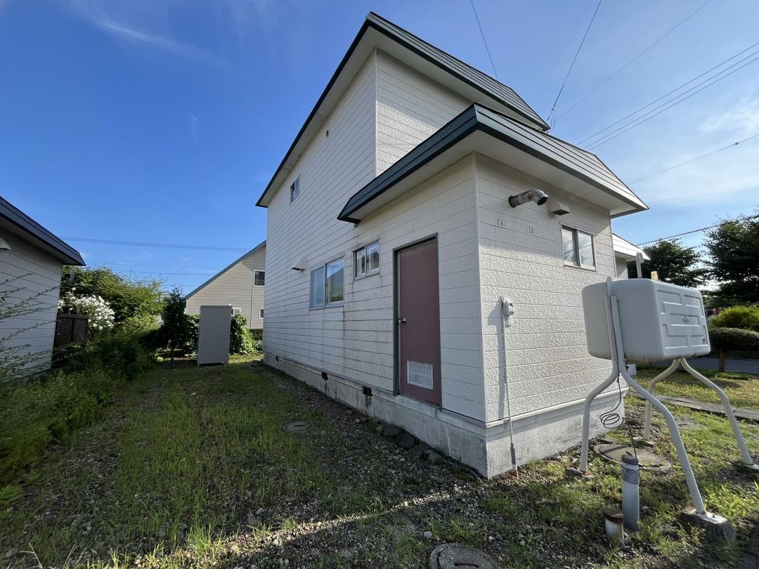 4LDK Detached House for Sale on Corner Lot in Tomakomai, Hokkaido - Thumbnail 2