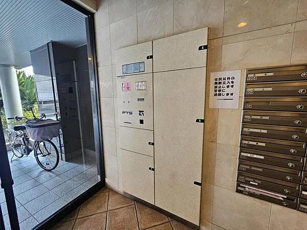 Renovated 3LDK Apartment for Sale in Higashiosaka, Osaka - Thumbnail 3