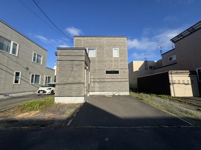 2007-Built 3LDK House for Sale in Sapporo's Higashi Ward - Image 1