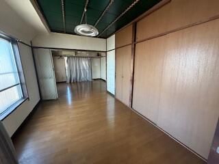 2DK Top-Floor Corner Apartment for Sale in Katsushika, Tokyo - Thumbnail 2