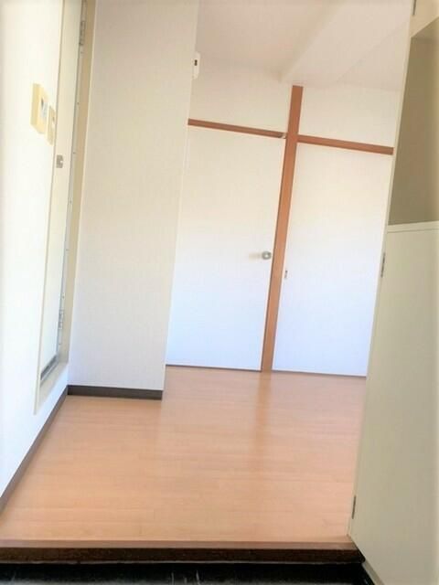 Renovated 2DK Apartment for Rent in Neyagawa City, Osaka - Thumbnail 4