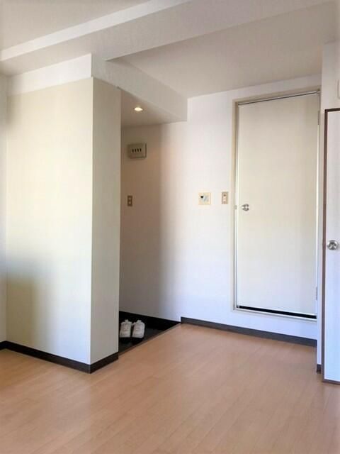 Renovated 2DK Apartment for Rent in Neyagawa City, Osaka - Thumbnail 2