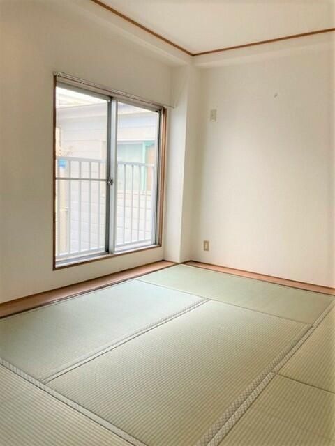 Renovated 2DK Apartment for Rent in Neyagawa City, Osaka - Thumbnail 3