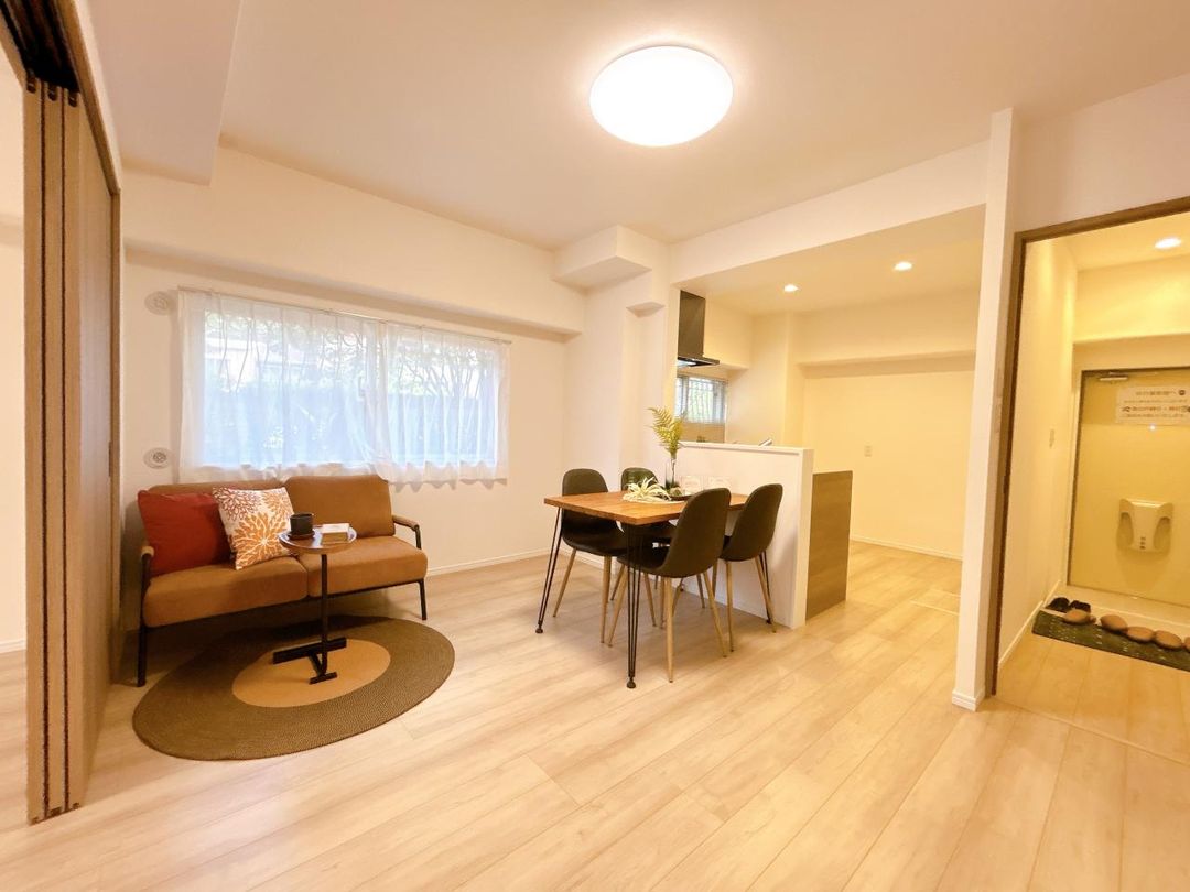 4LDK South-Facing Apartment for Sale in Osaka Tsurumi Ward - Thumbnail 3