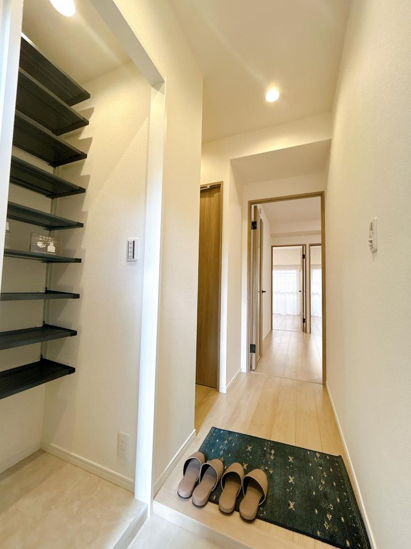 4LDK South-Facing Apartment for Sale in Osaka Tsurumi Ward - Thumbnail 2