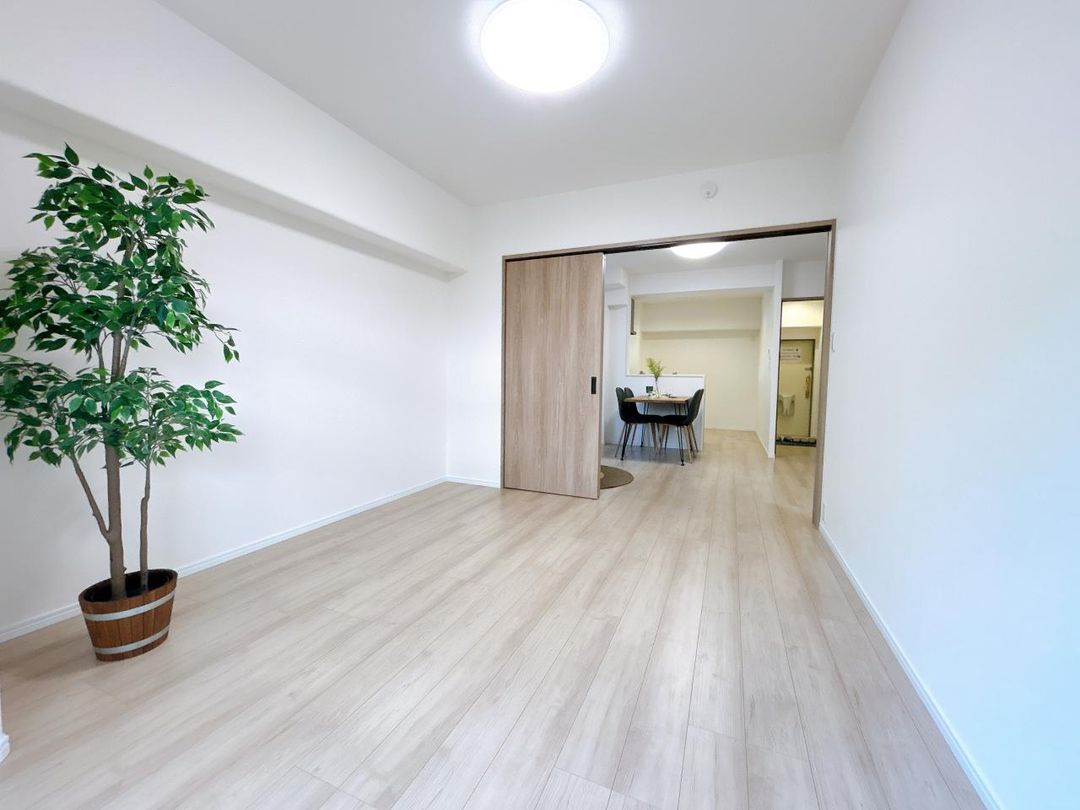 4LDK South-Facing Apartment for Sale in Osaka Tsurumi Ward - Thumbnail 4