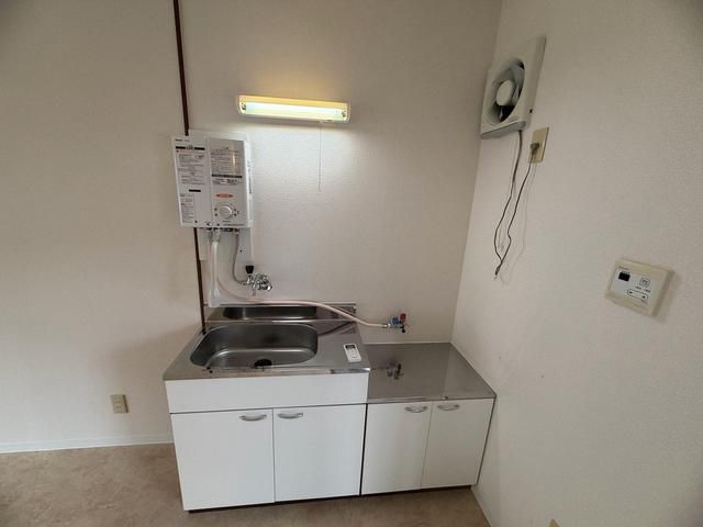 Compact 1R Apartment for Rent in Hiroshima's Aki Ward - Thumbnail 4