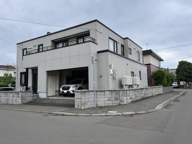 8LDK Two-Generation House with Large Garden in Sapporo's Teine Ward - Image 1