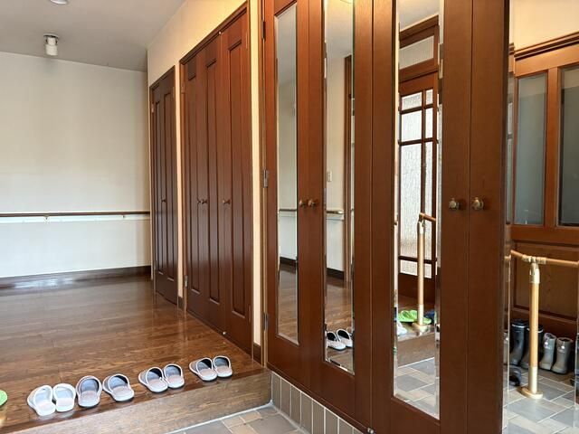 8LDK Two-Generation House with Large Garden in Sapporo's Teine Ward - Thumbnail 2