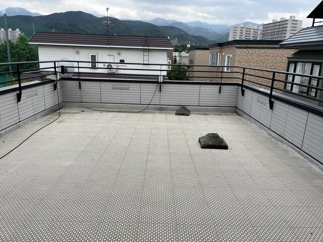 8LDK Two-Generation House with Large Garden in Sapporo's Teine Ward - Thumbnail 4