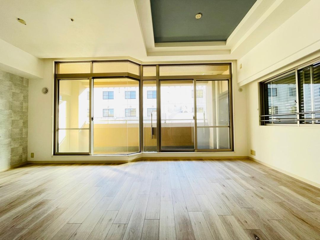 Renovated 3LDK Apartment Near Yokozutsumi Station, Osaka - Thumbnail 2