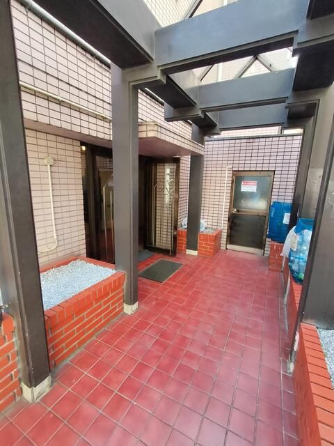 1K Investment Apartment in Nakano, Tokyo | Top Floor, 6.21% Yield - Thumbnail 3