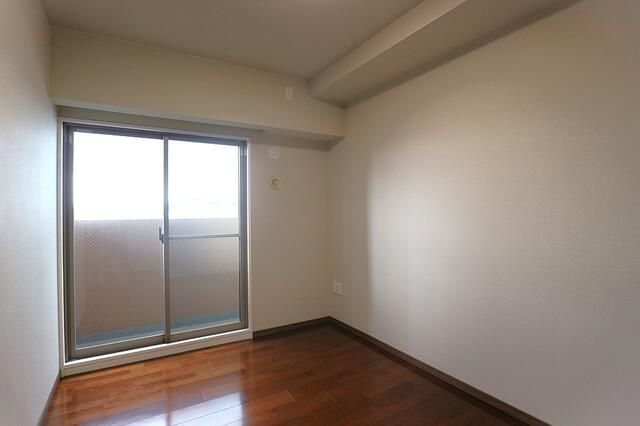 4LDK Pet-Friendly Apartment for Sale in Higashiosaka, Osaka - Thumbnail 3