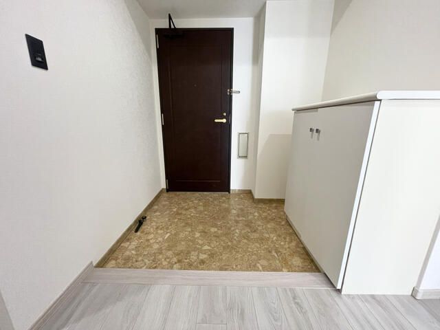 Renovated 2LDK Tower Apartment in Minato Ward, Osaka | 17th Floor Views - Thumbnail 2