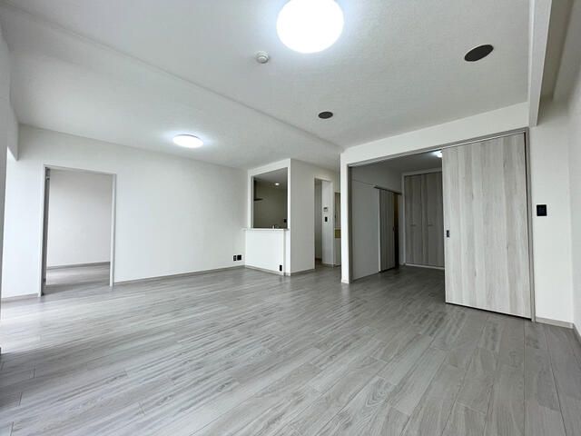 Renovated 2LDK Tower Apartment in Minato Ward, Osaka | 17th Floor Views - Thumbnail 3