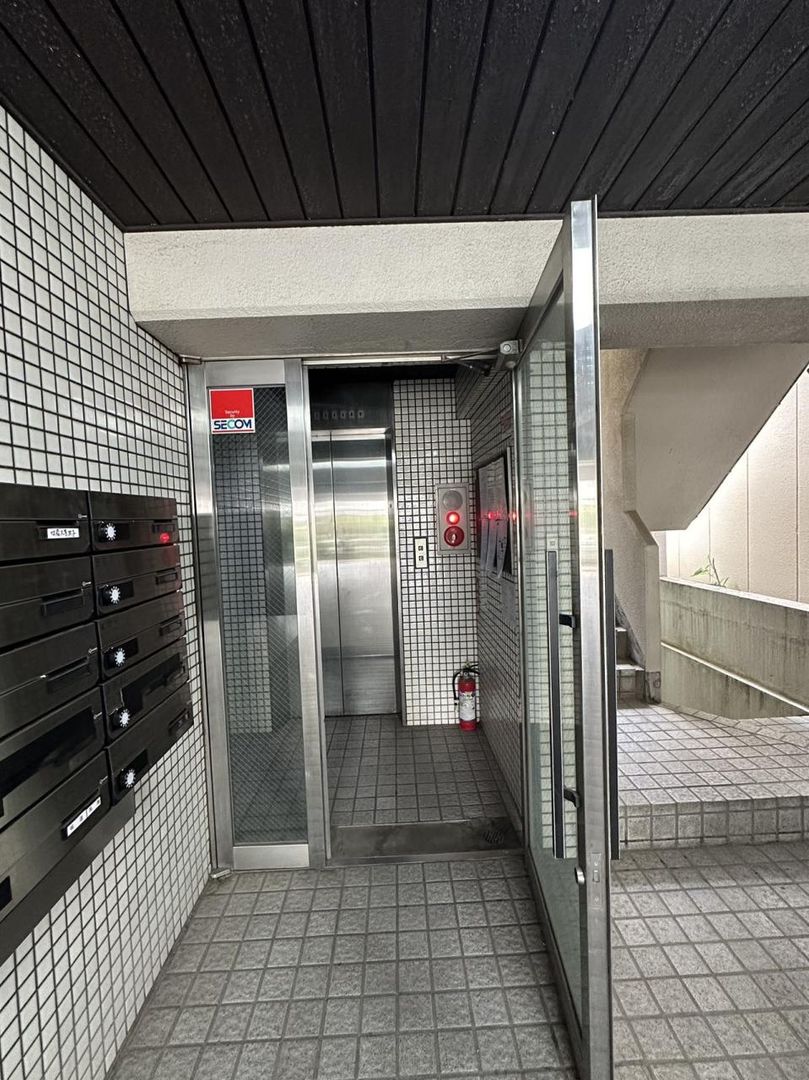 Bunkyo Ward Apartment Near Sengoku Station, Pet-Friendly Investment - Thumbnail 3