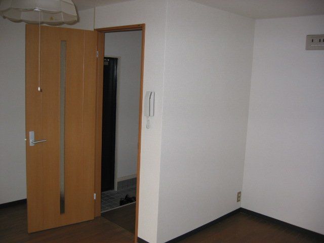 Renovated 1DK Apartment with Dual Balcony near Hirakata-Koen Station - Thumbnail 3