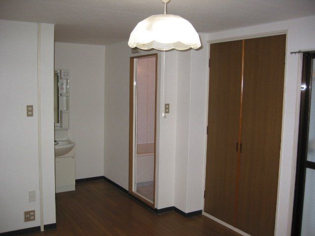 Renovated 1DK Apartment with Dual Balcony near Hirakata-Koen Station - Thumbnail 2