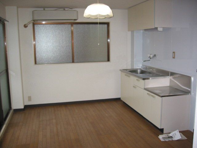 Renovated 1DK Apartment with Dual Balcony near Hirakata-Koen Station - Thumbnail 4