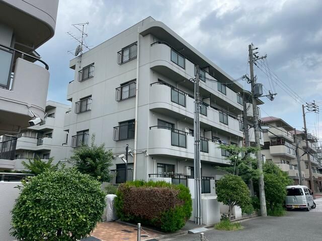 3LDK Apartment for Sale in Takatsuki with Triple-Aspect Sunlight - Thumbnail 2