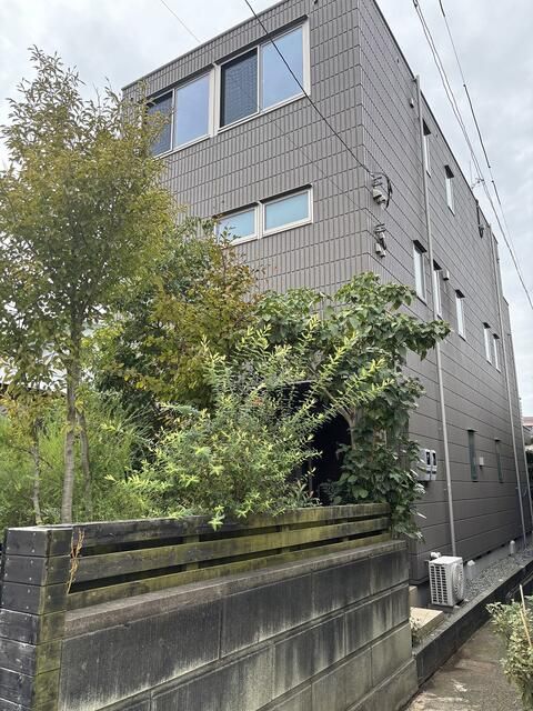 Two-Generation Family Home with Office Space in Isehara - Thumbnail 2