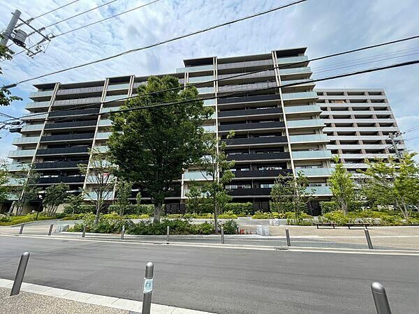 3LDK Apartment in The Parkhouse Oikos Akabane Shimo, Tokyo - Thumbnail 2