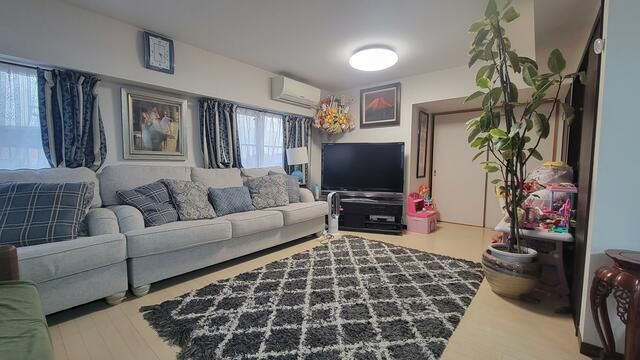 2LDK Apartment with Roof Balcony for Sale in Adachi, Tokyo - Thumbnail 3