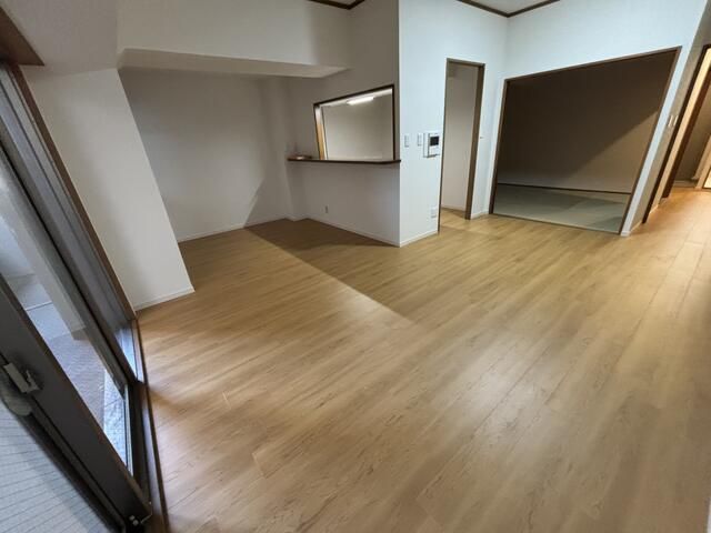 Renovated 2SLDK Apartment near Kujo Station, Osaka Nishi Ward - Thumbnail 3