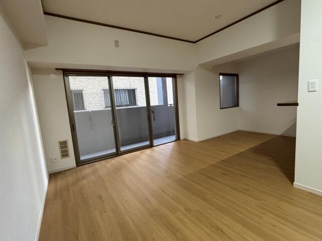 Renovated 2SLDK Apartment near Kujo Station, Osaka Nishi Ward - Thumbnail 2