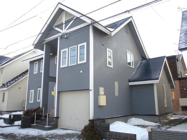 4LDK House in Sapporo with 2018 Renovations and Built-in Garage - Image 1