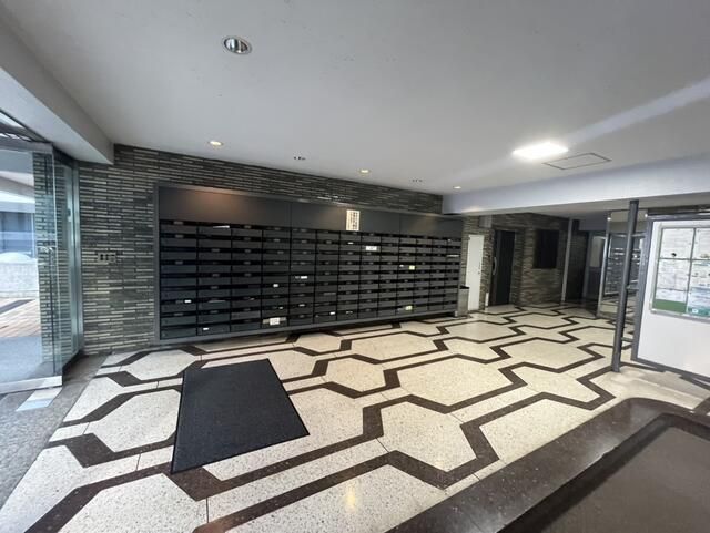 Renovated 1LDK Apartment for Sale in Meguro, Tokyo - Thumbnail 2