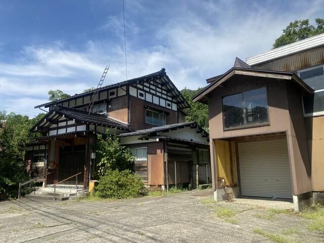 8K Family Home with 3-Car Parking in Ojiya, Niigata - Image 1