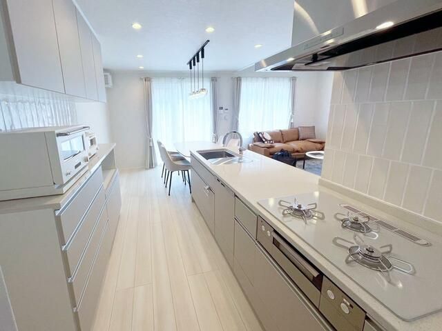 New 4LDK House in Sapporo with High Ceilings & Solar Power - Thumbnail 3