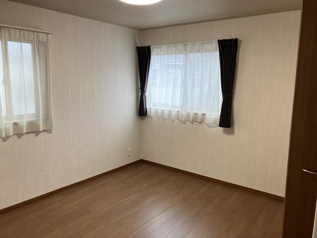 5LDK Solar-Powered Family Home in Toyohashi with Daiwa House Build - Thumbnail 3