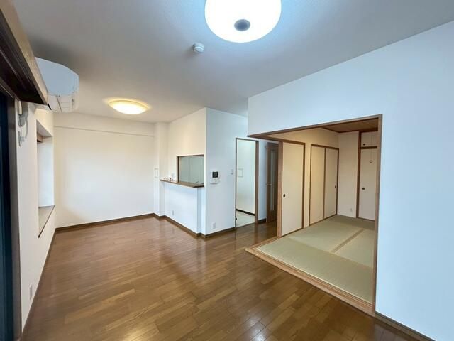 Renovated 3LDK Apartment for Sale in Kaizuka, Osaka - Thumbnail 3